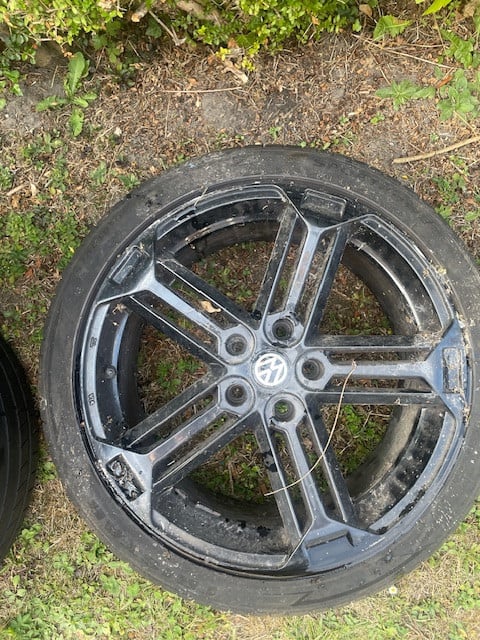 Te koop 4 velgen met banden komen onder een golf gtd vandaan