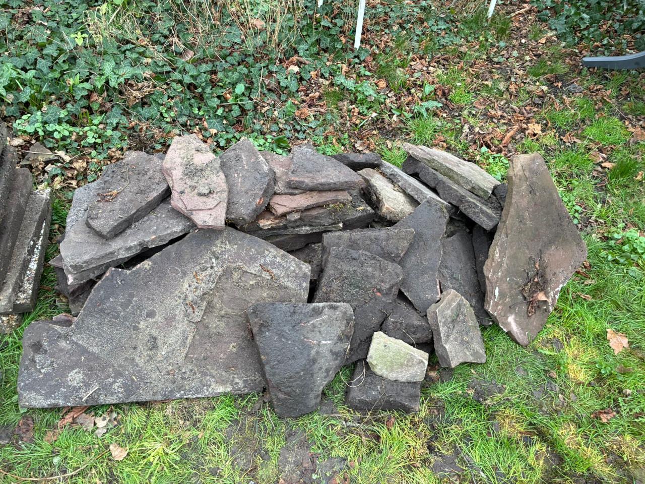 Circa 4 vierkante meter natuurstenen tuintegels