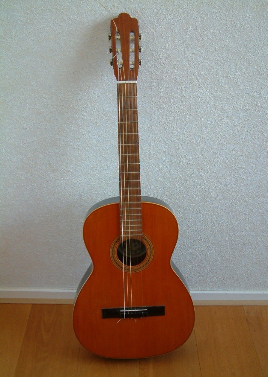 Goede oudere klassieke gitaar   Spaanse gitaar  met nog de sleufschroefjes