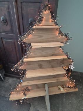 Houten kerstboom met lichtjes