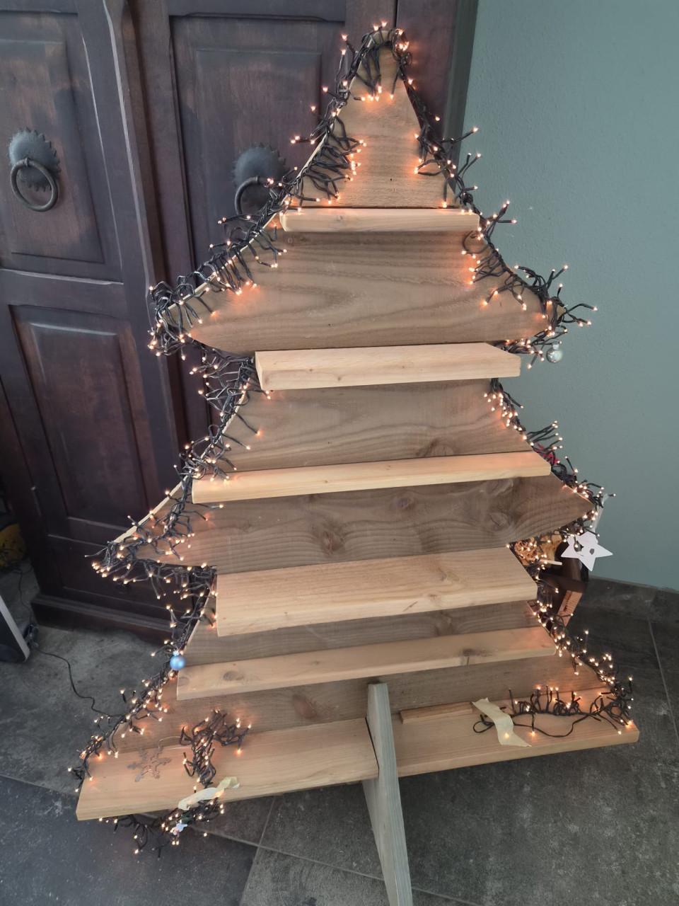 Houten kerstboom met lichtjes