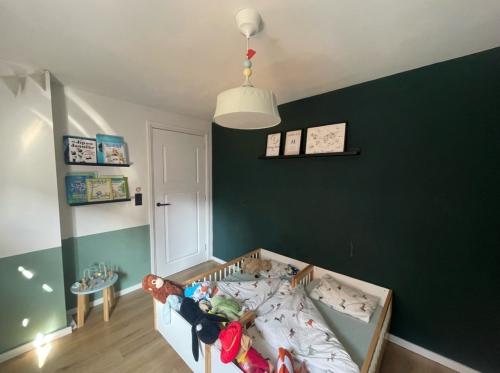 2x Petit Amélie peuterbedjes inclusief matrassen dekbedden en beddengoed 🤎