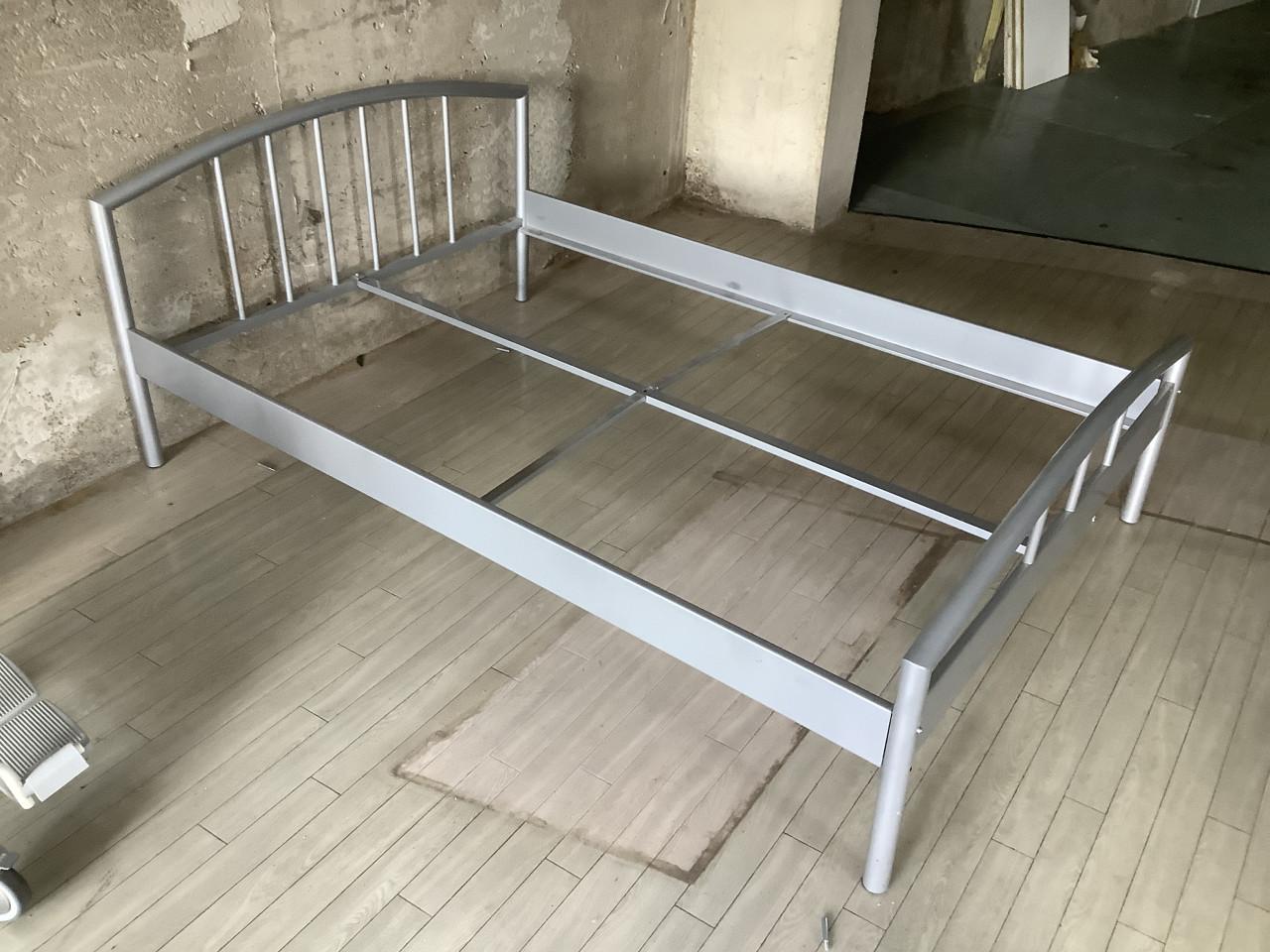 Bed 140x200cm metaal. Met 2 lattenbodems van 70x200cm