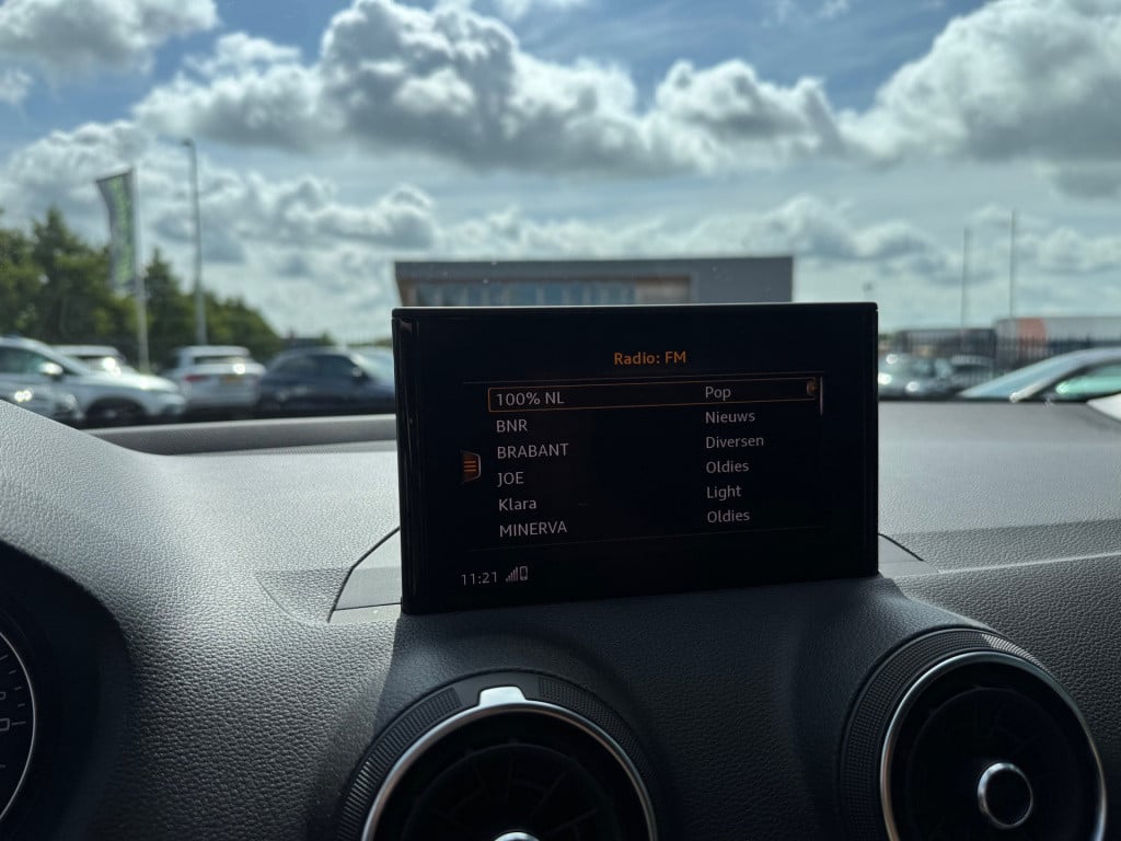 Audi Q2 30 tfsi sport * keyless * stoelverwarming * pdc 2x