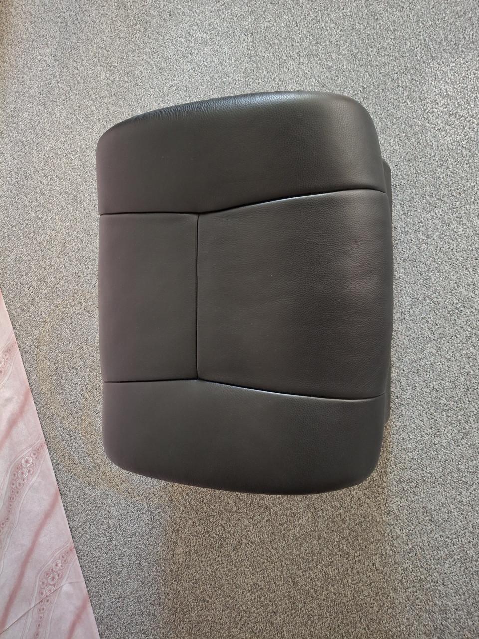 Zwarte leren hocker