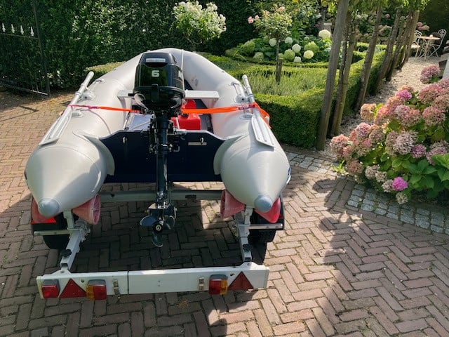 Rubberboot met 4 pk buitenboordmotor 2 takt.