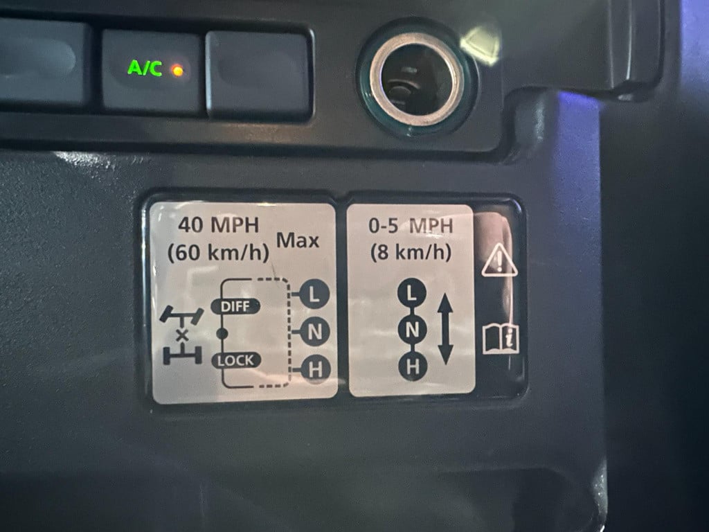 Land Rover Defender 2.4 td 110" x-tech dc *grijs kenteken 7 persoons*