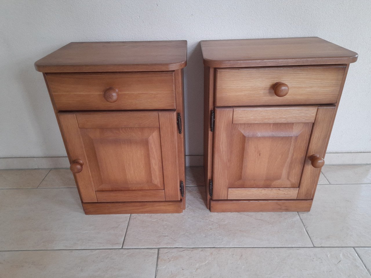 2  massief houten Nachtkastjes    45 x 34 x 62H  (z.g.a.n.)
