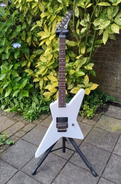 Charvel Star in Snow White met koffer
