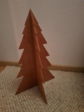 2 houten kerstbomen