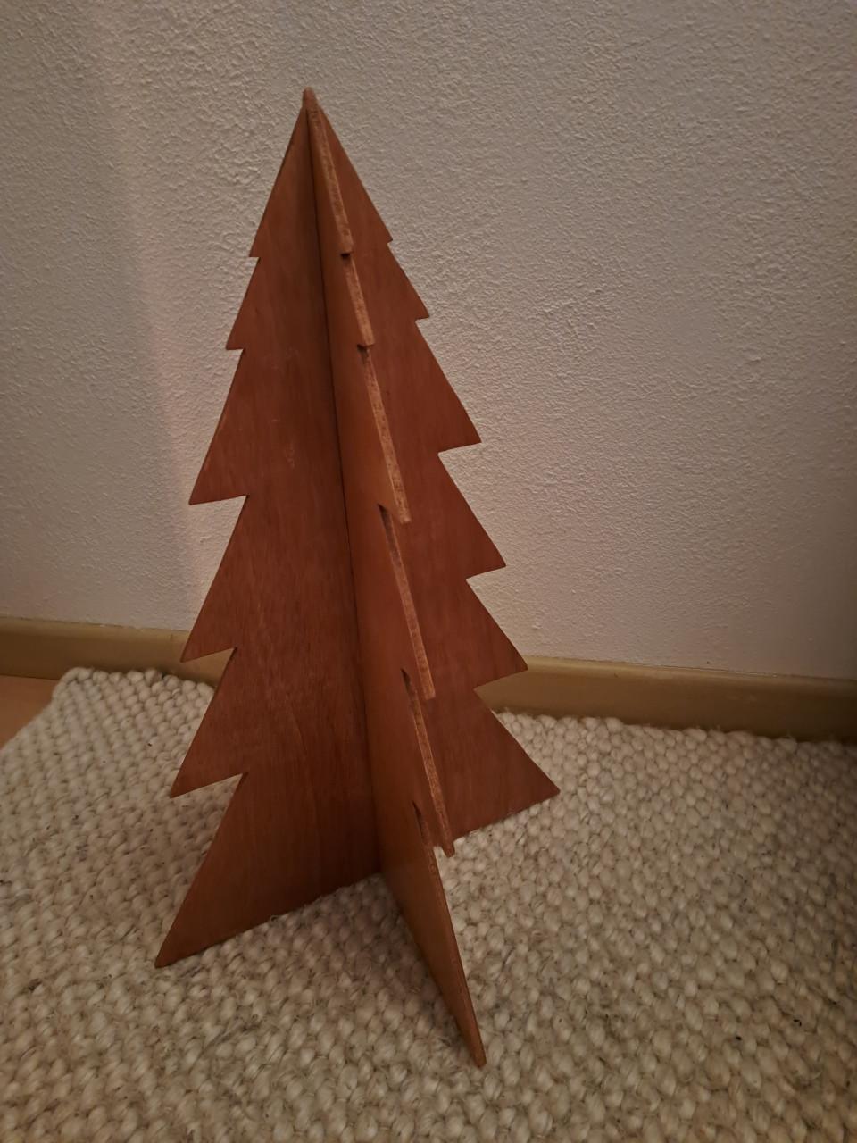 2 houten kerstbomen