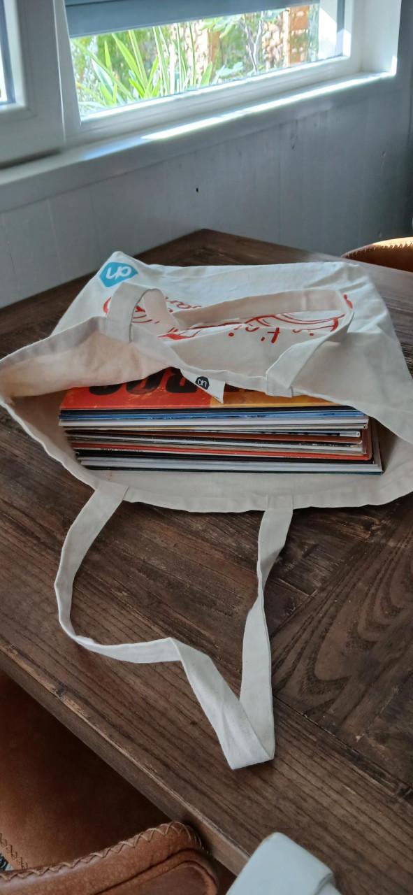 Tas met 20 LP’s / vinylplaten – diverse titels – € 100,- 🎶