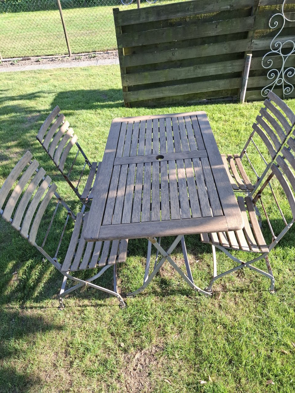 Oud teakhouten tafel + 4 stoelen