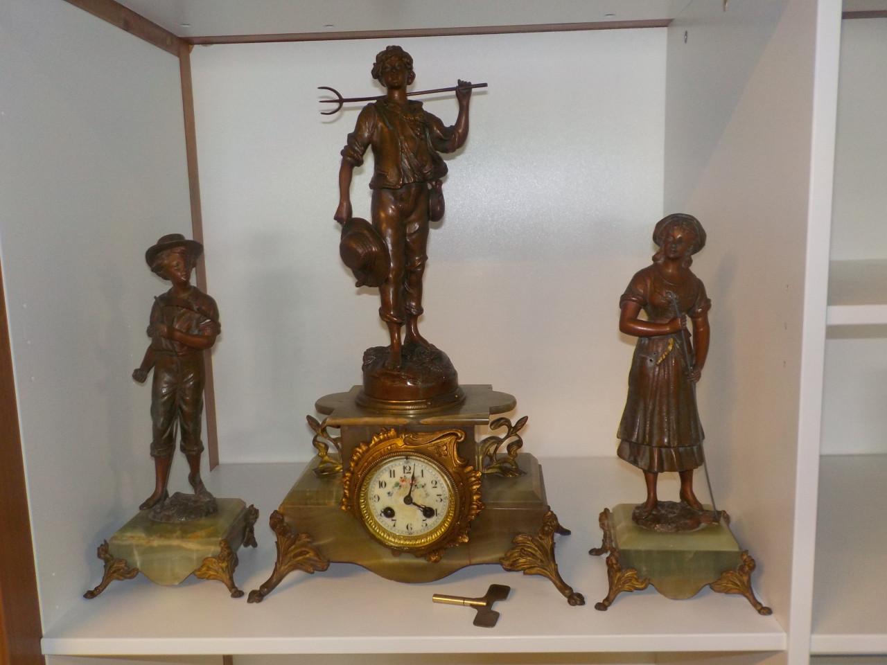 3 delig klokkenstel in goede staat hoog 53 cm klok loopt niet meer