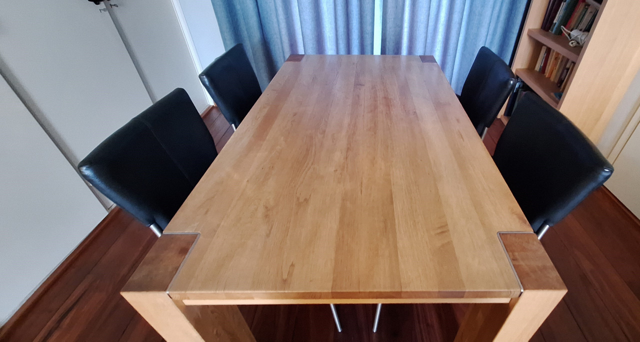 Eettafel met 4 leren stoelen