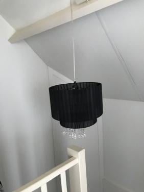 Hanglamp kleur zwart met kunsstof glazen kralen. Diameter kap ca 30cm.