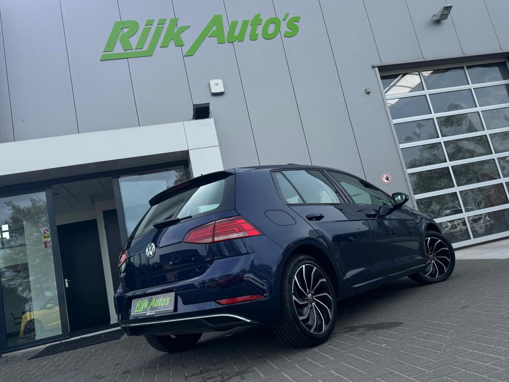 Volkswagen Golf 1.0 tsi * panoramadak * camera * navigatie * massage stoel