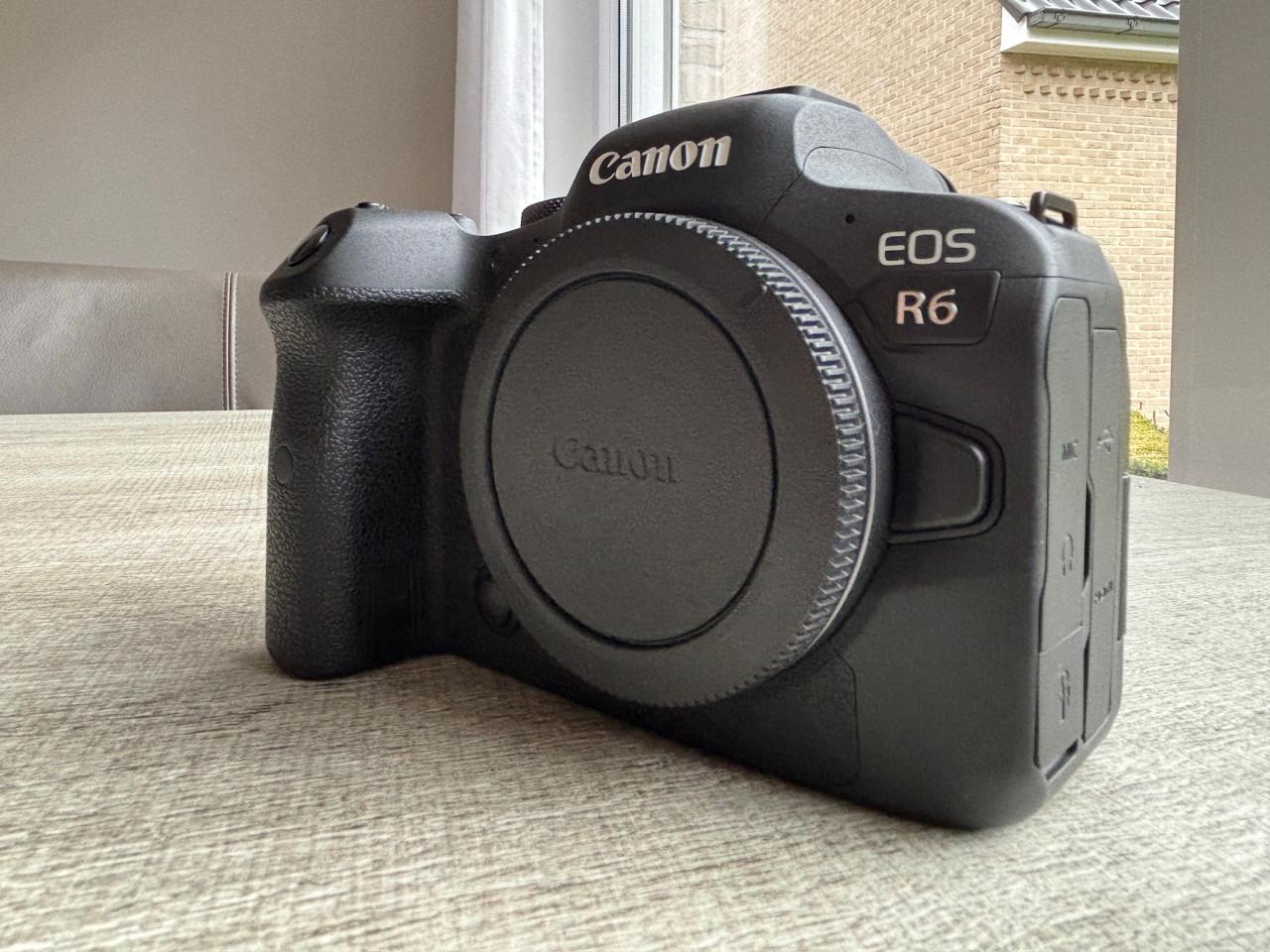 Canon R6 - 6000 clicks + 3 extra accu’s + 64GB geheugenkaart —- als nieuw
