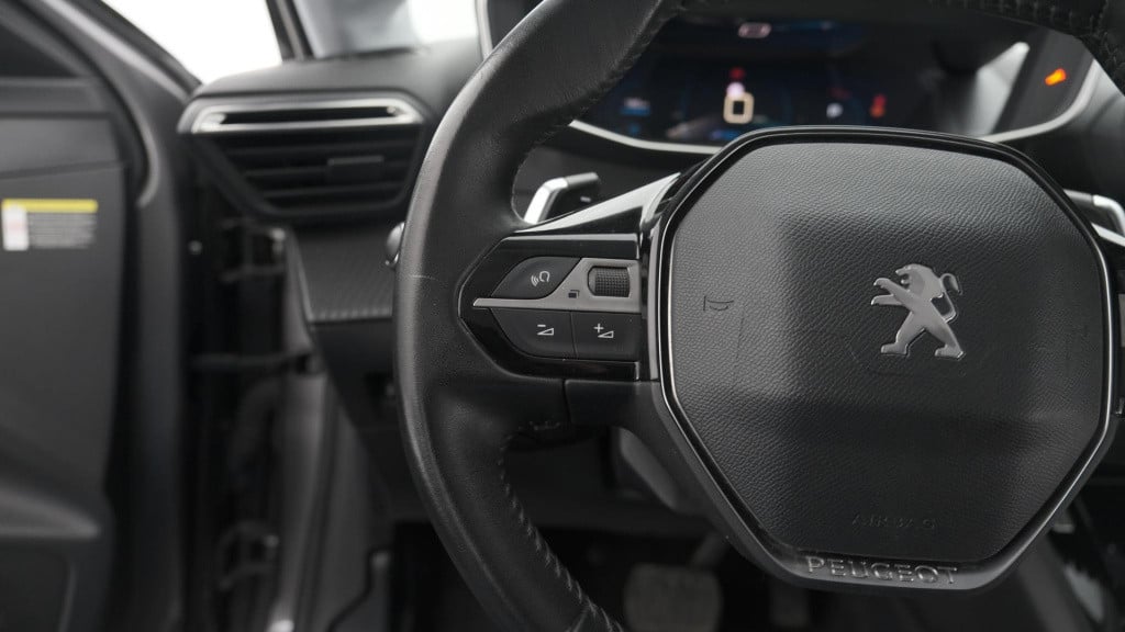 Peugeot 208 puretech 100 eat8 allure | camera | apple carplay | navigatie |