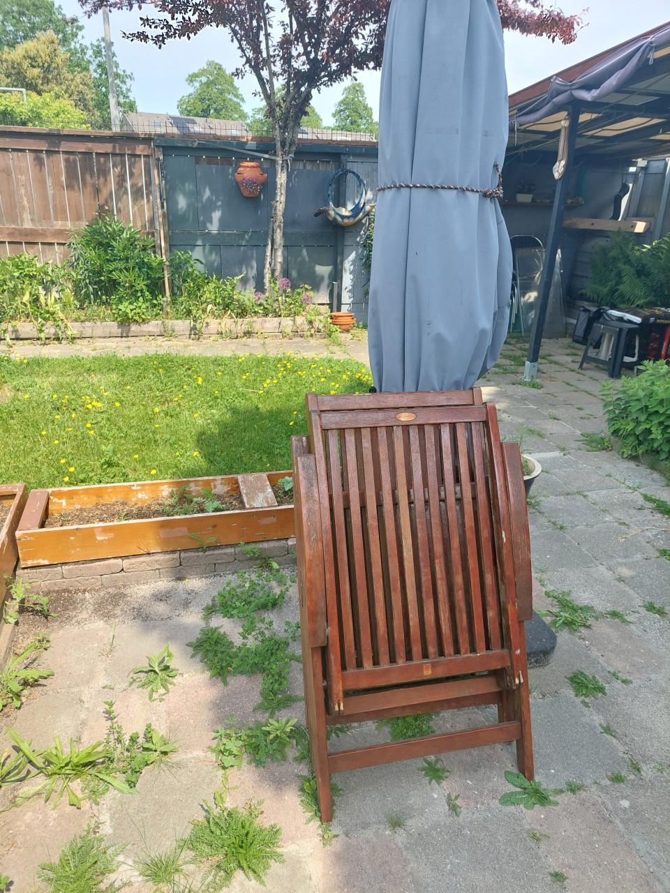 Gratis 4 houten tuinstoelen.