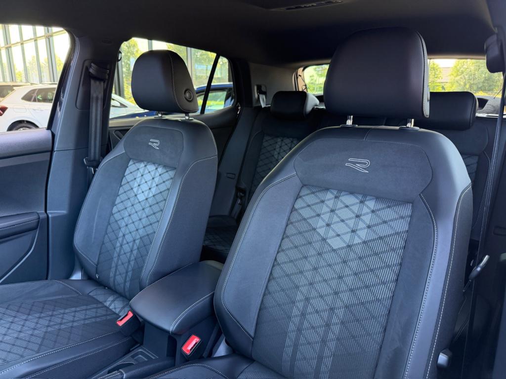 Volkswagen T-cross 1.5 tsi 150pk dsg r-line | camera | trekhaak | navi | iq