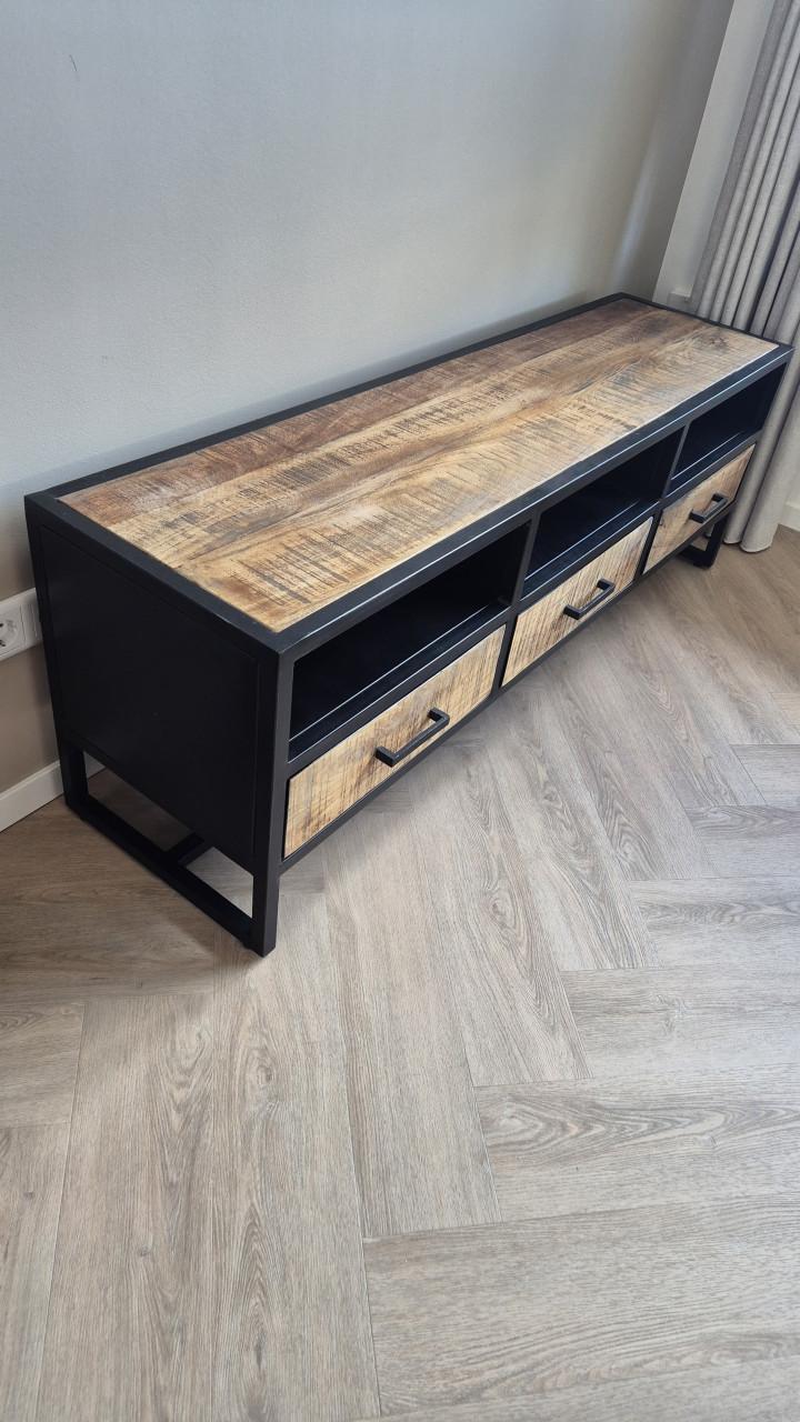 Mooi Tv meubel / dressoir staal met mangohout.