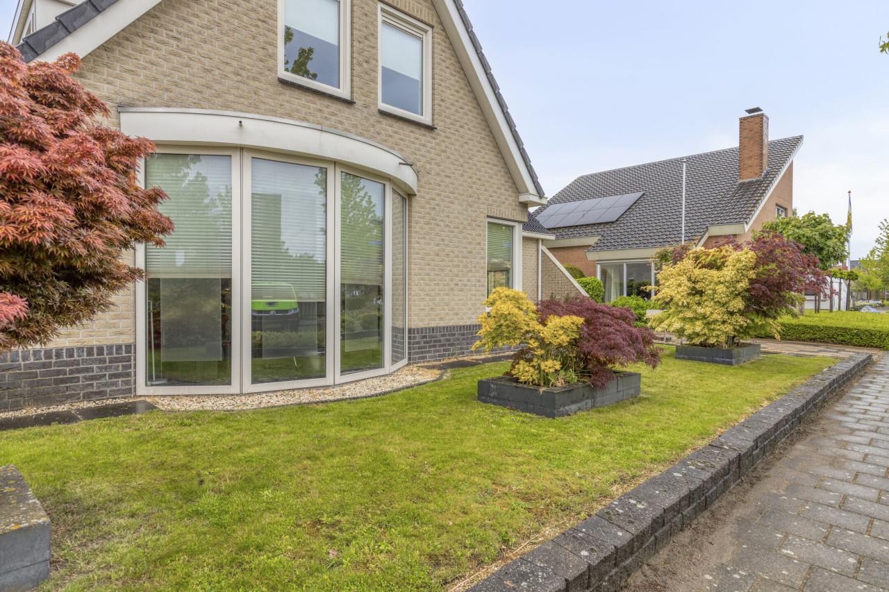 Vrijstaand huis met 5 slaapkamers, waarvan 1 + badkamer op de begane grond