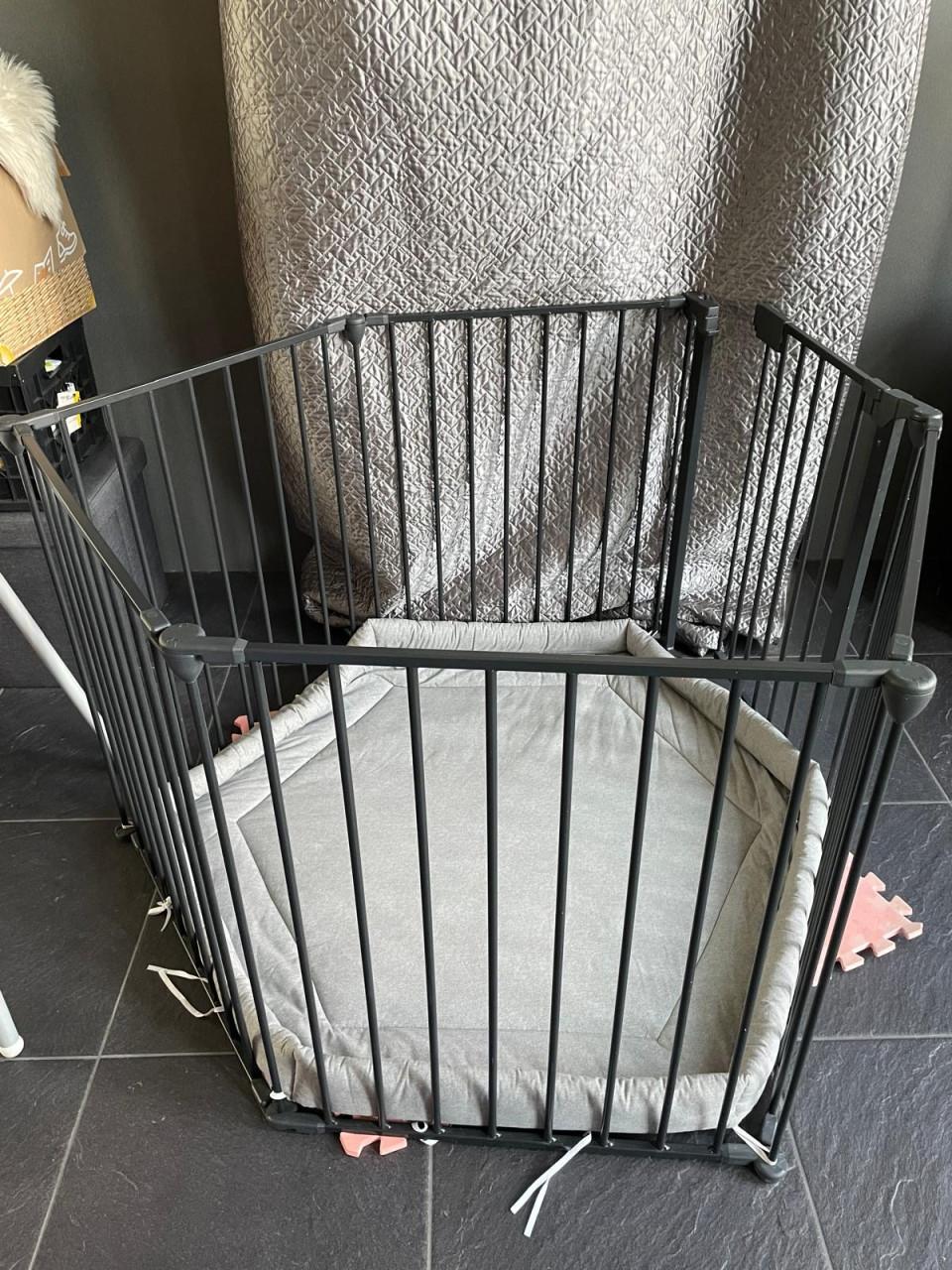 Zwarte metalen grondbox