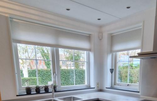 Luxaflex witte smalle lamellen horizontaal