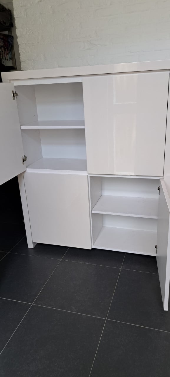 Hoogglanzende witte kast met 4 deuren