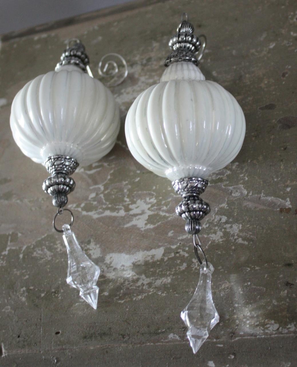 Set va 2 witte glazen hangers