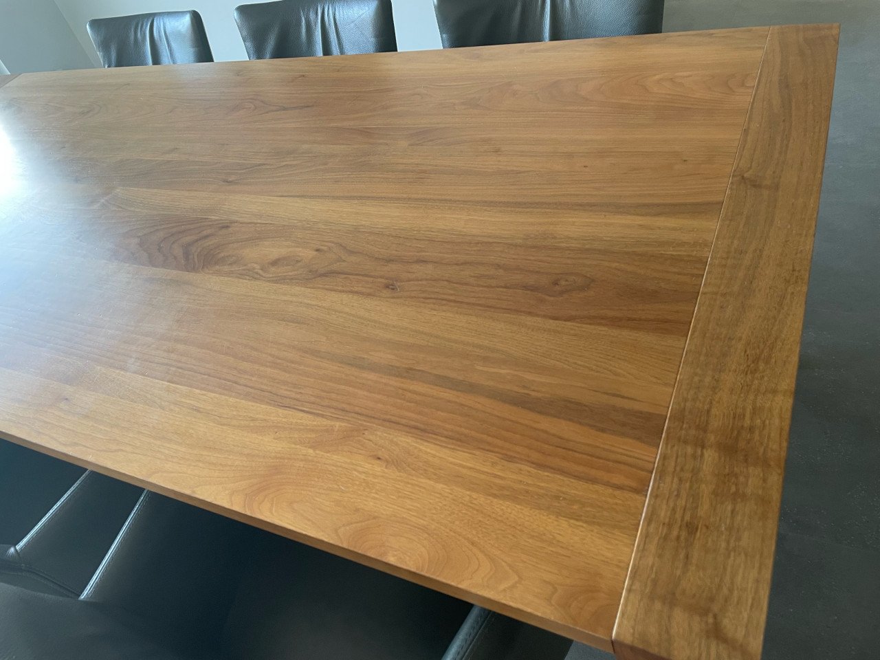 Eetkamertafel Oasis notenlak met 6 leren stoelen Topform