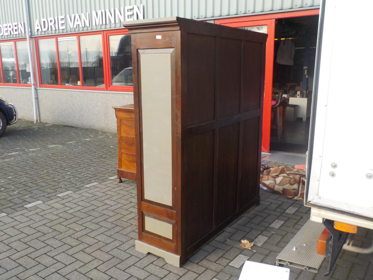 Geheel massief wandmeubel met4 laden waarvan 2 in  kast in zeer goede staat