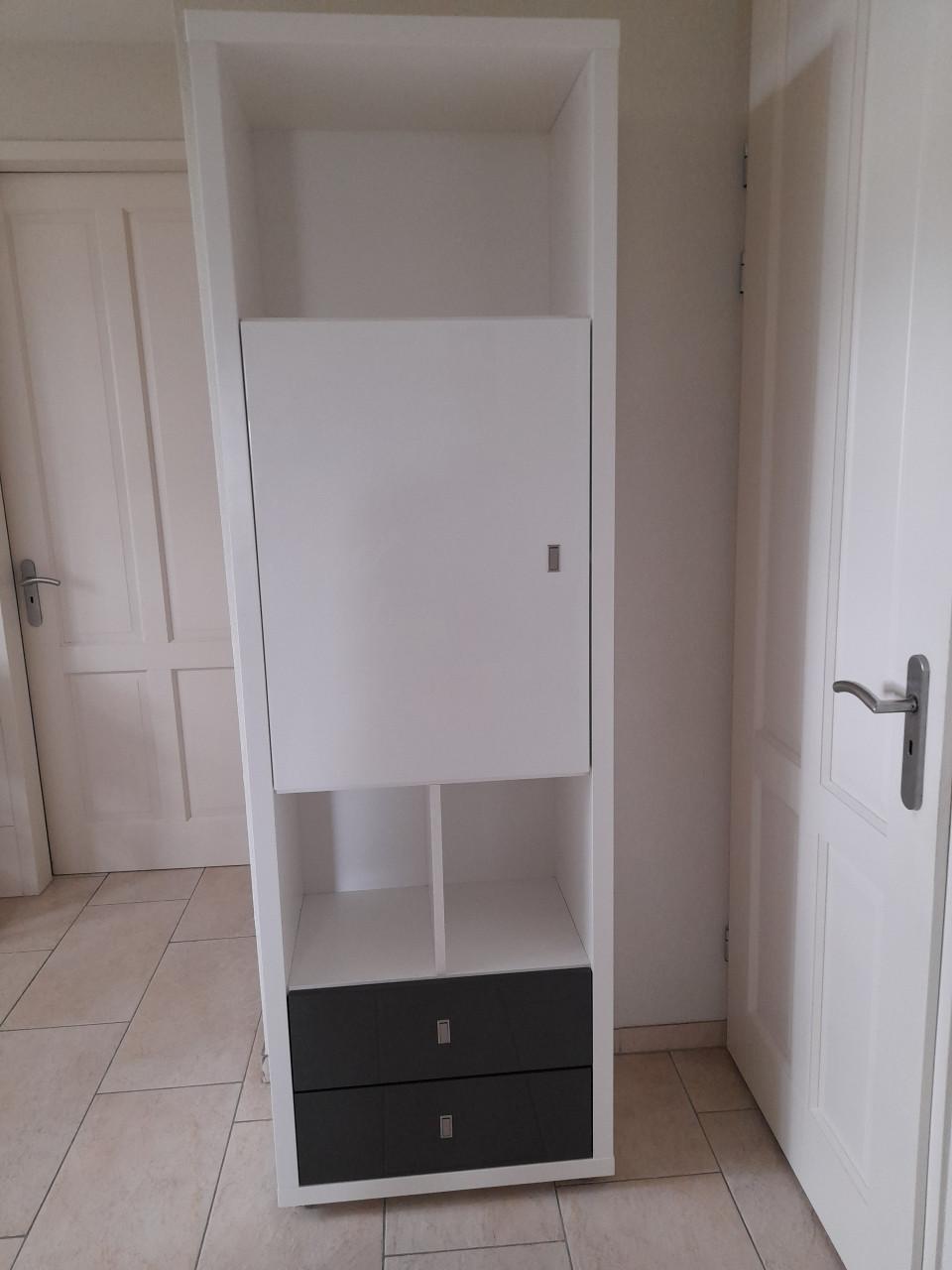 Prachtige XOOON kast 40 x 65 x 208 ( in goede nette staat)