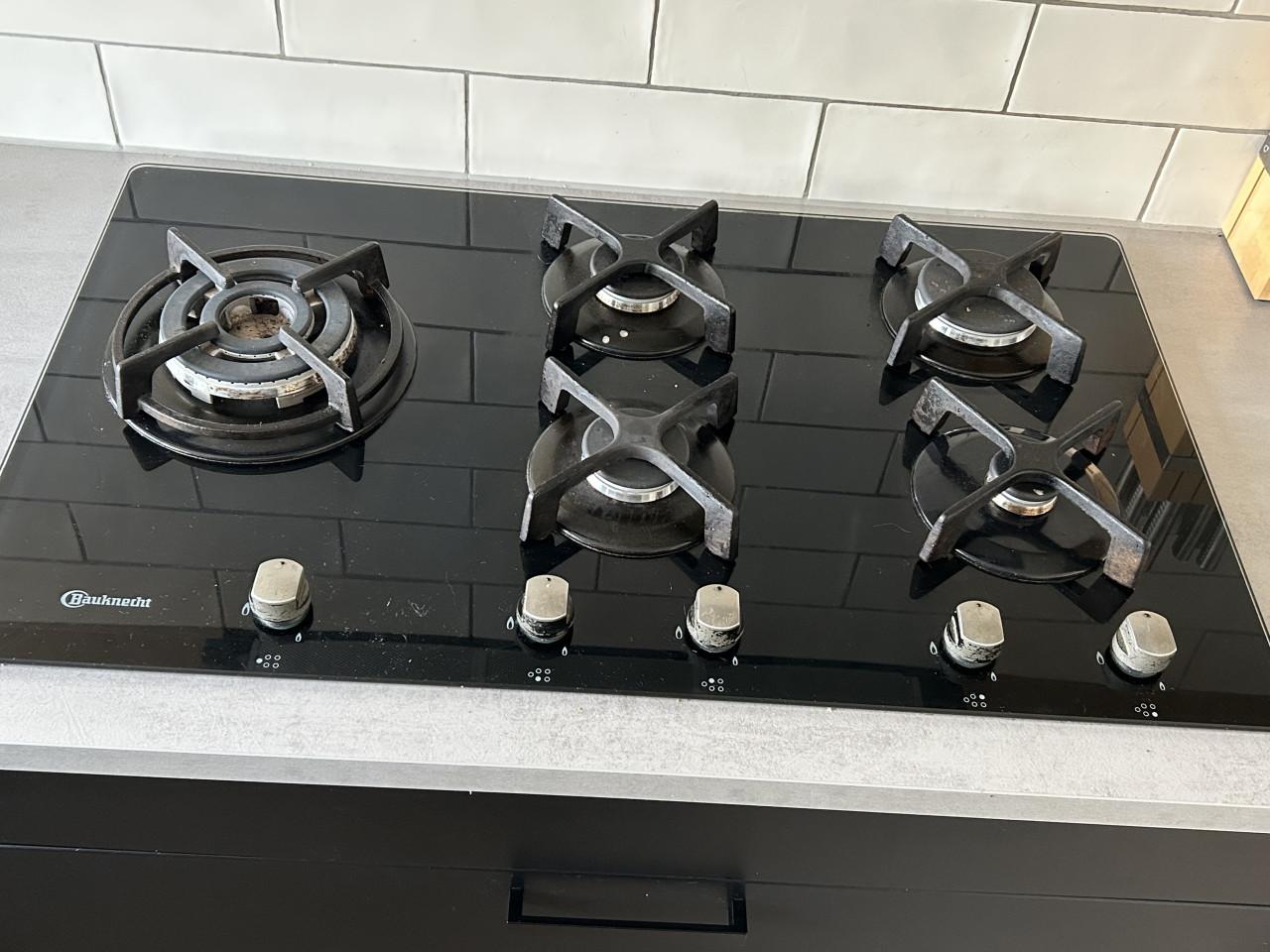 Zwarte keuken met betonlook kunststof blad