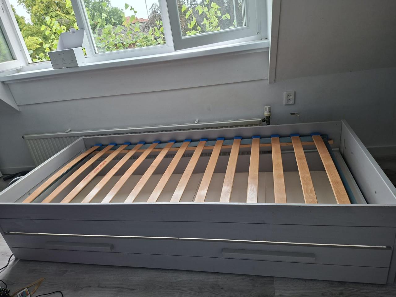 Bed - eenpersoons met lade - in goede staat
