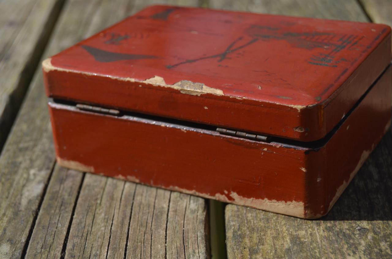 Klein rood laque doosje Japans (?)