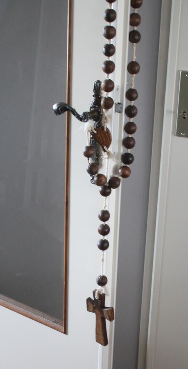 Grote houten rozenkrans ( muurdecoratie )
