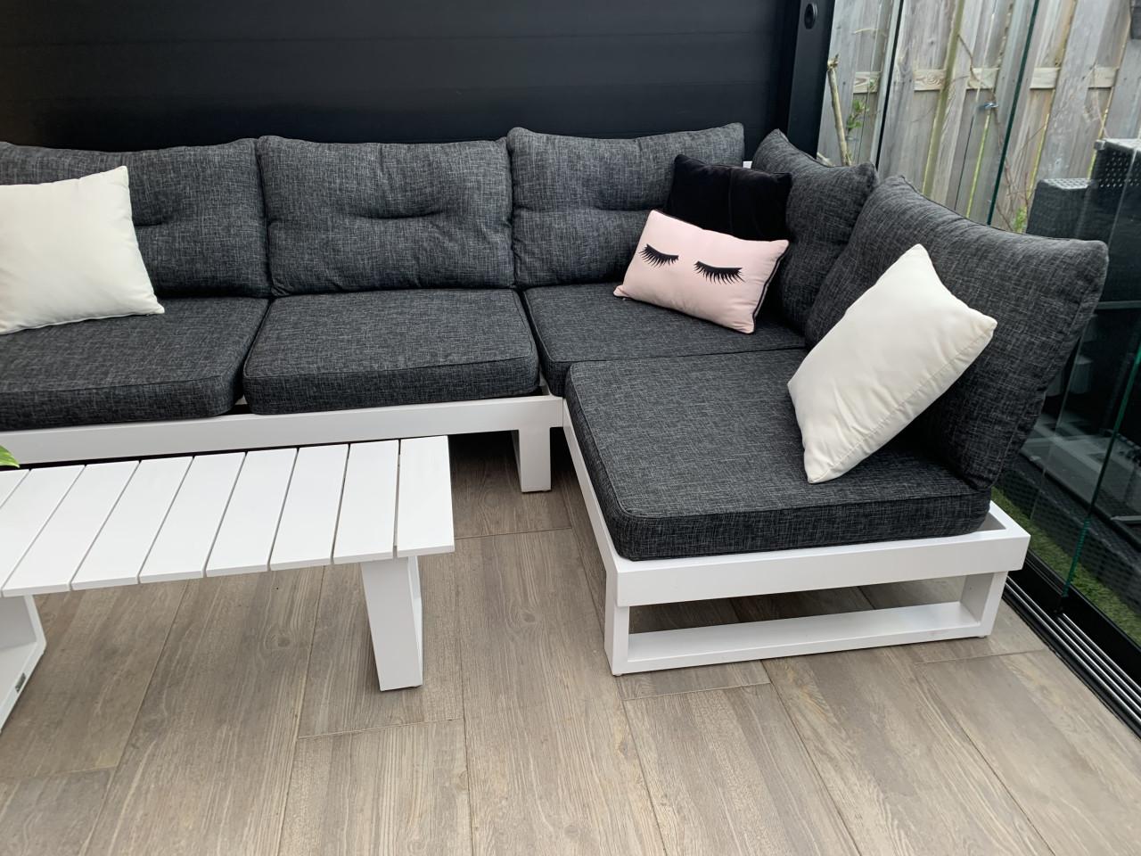 Alminium loungset met kussens en tafel merk SENSE.