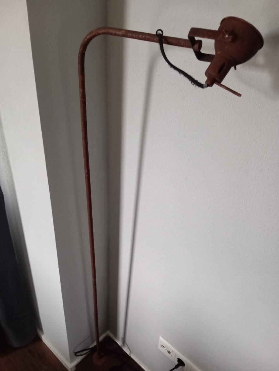 Kasten, fauteuils, lamp, poef, matras