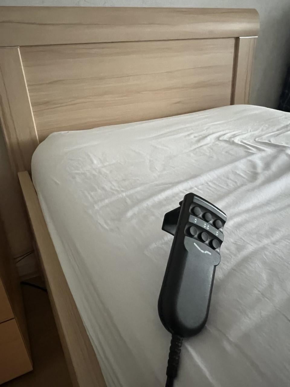 Eiken ledikant + elektrisch verstelbare lattenbodem. Incl. matras/nachtkast