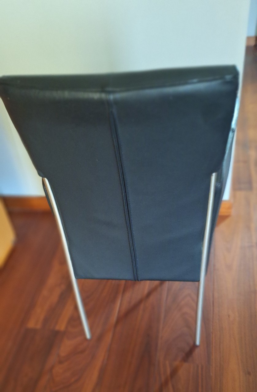 Eettafel met 4 leren stoelen
