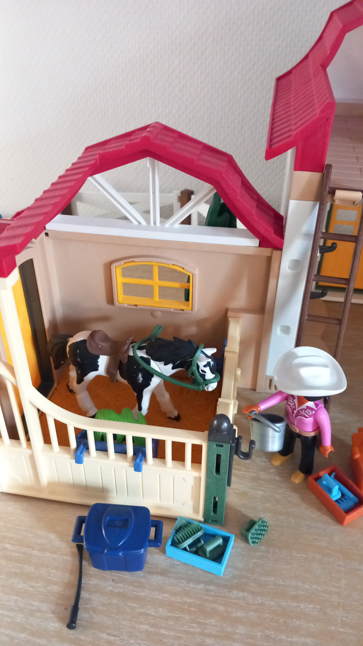 Playmobil manege met weide/boxen(6926) en wasplaats(6929)