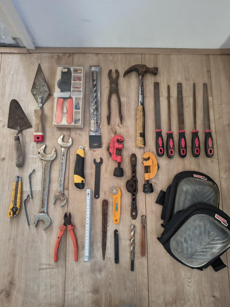 Partij oud gereedschap, allerhande gereedschap met roest.