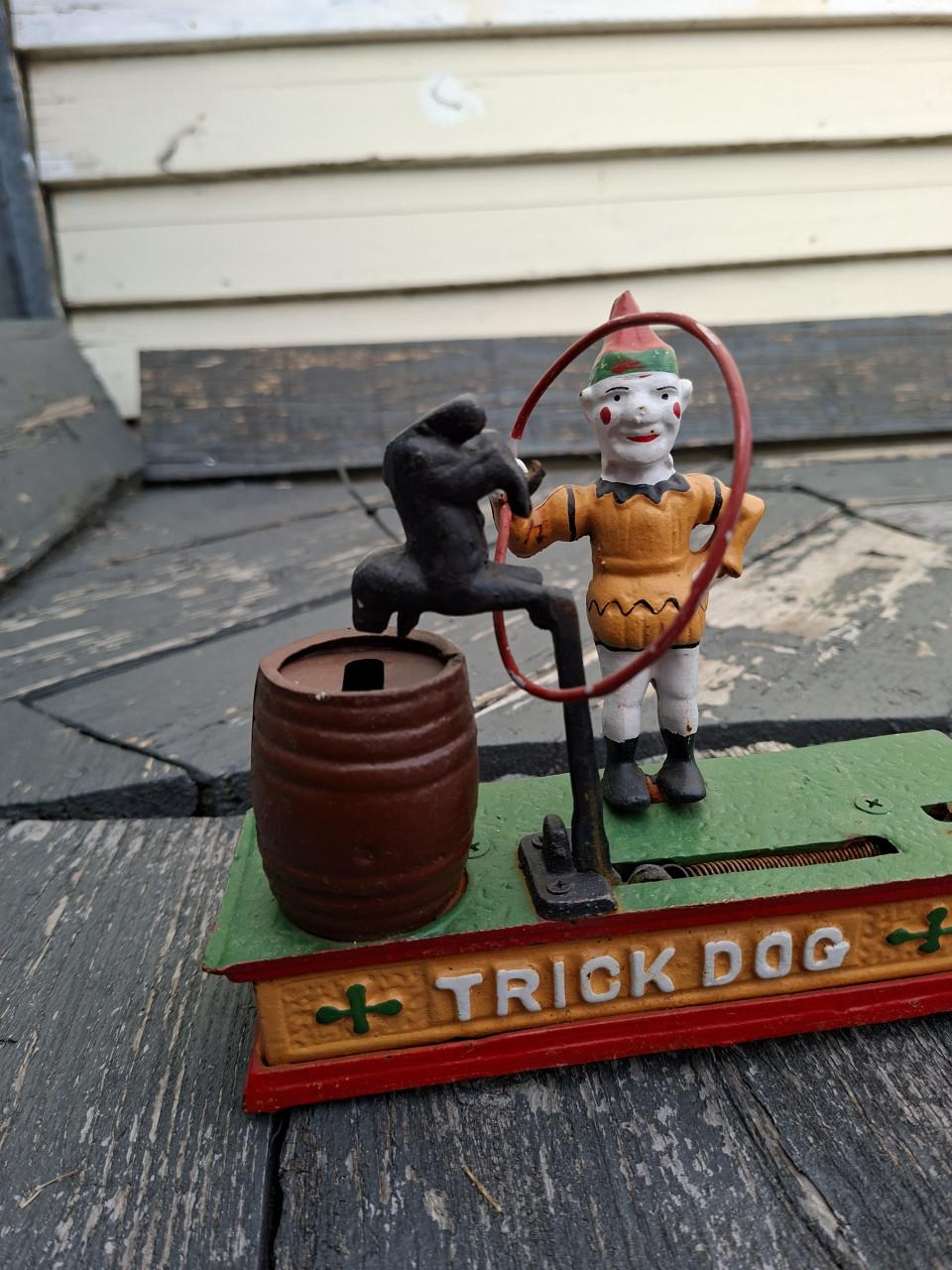Oud ijzeren speelgoed Trick Dog