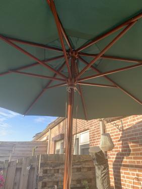 Gloednieuwe groene parasol met een diameter van 3 meter Met betonnen voet