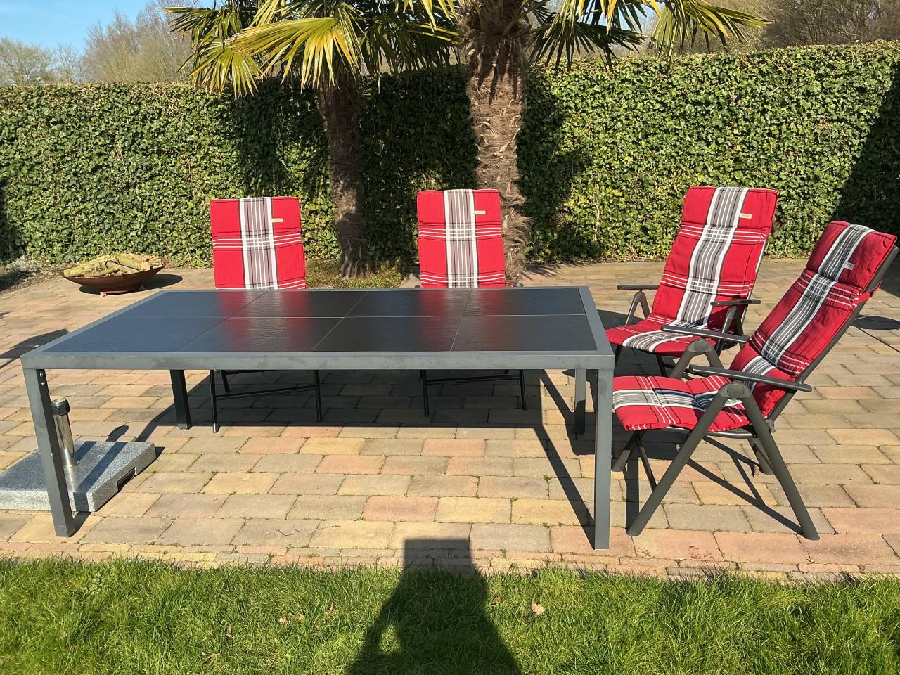 Tuintafel en 4 stoelen