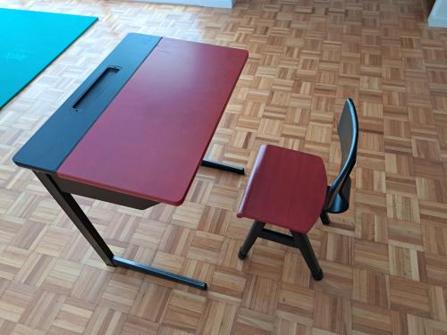 Kinderstoeltje met lessenaar