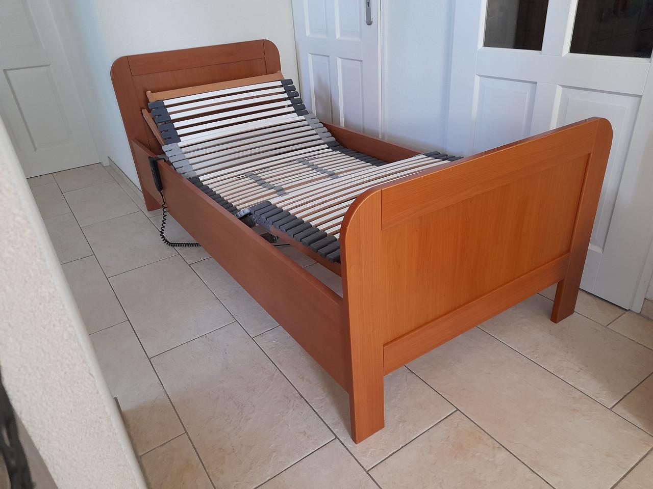 Senioren bed 90 x 200 met elektrisch verstelbare lattenbodem (z.g.a.n.)