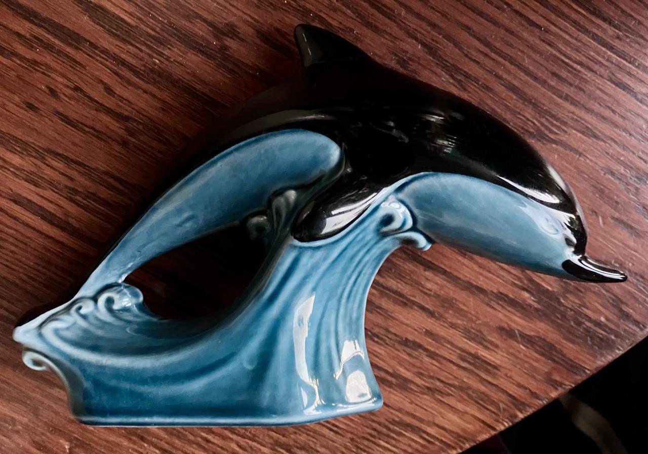 Dolfijn, vintage Poole porselein plus BROCHE